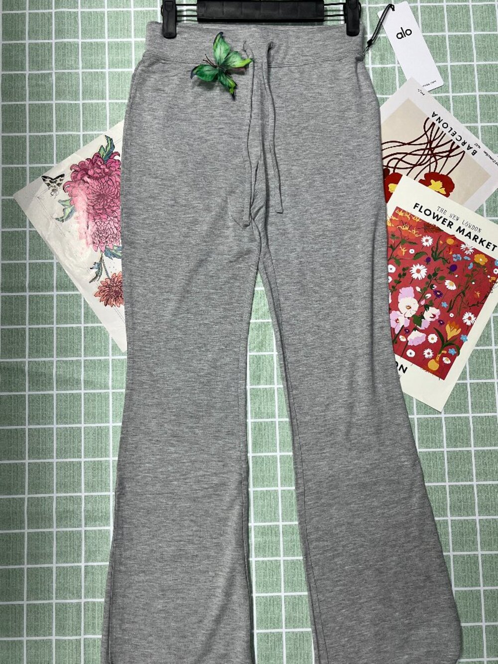 NWT 💌Alo Sway Bootcut Sweatpant Heather Grey Women's Leg-Lengthenin - Picture 2 of 10